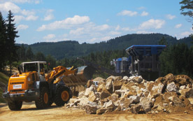 Bei der Errichtung des 1,5 Kilometer langen Bauloses 4.2 werden von Hochtief 400.000 Kubikmeter Felsabbruch aufbereitet und als Schüttgut oder in der Betonverarbeitung verwertet.  